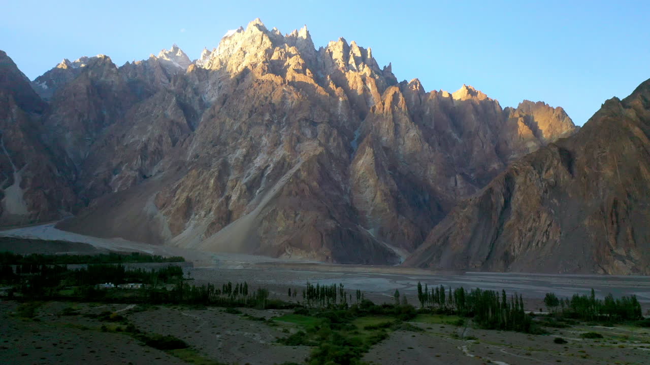 amplia toma aérea de passu conos pakistán, épica toma panorámica amplia de drones