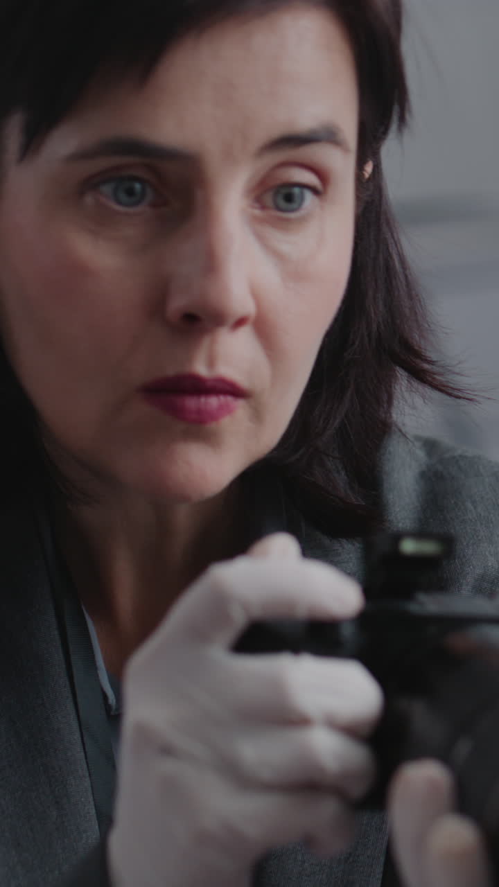 mujer examinando una cámara antigua