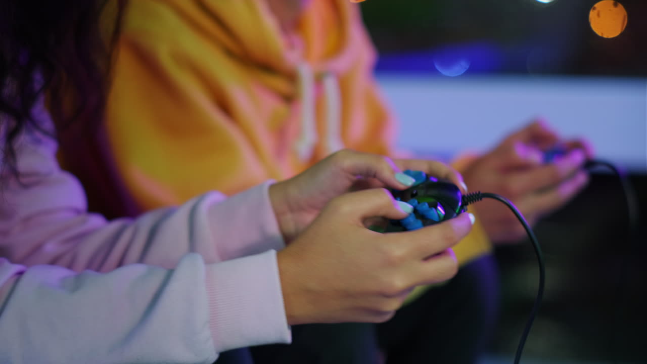 amici che giocano a videogiochi