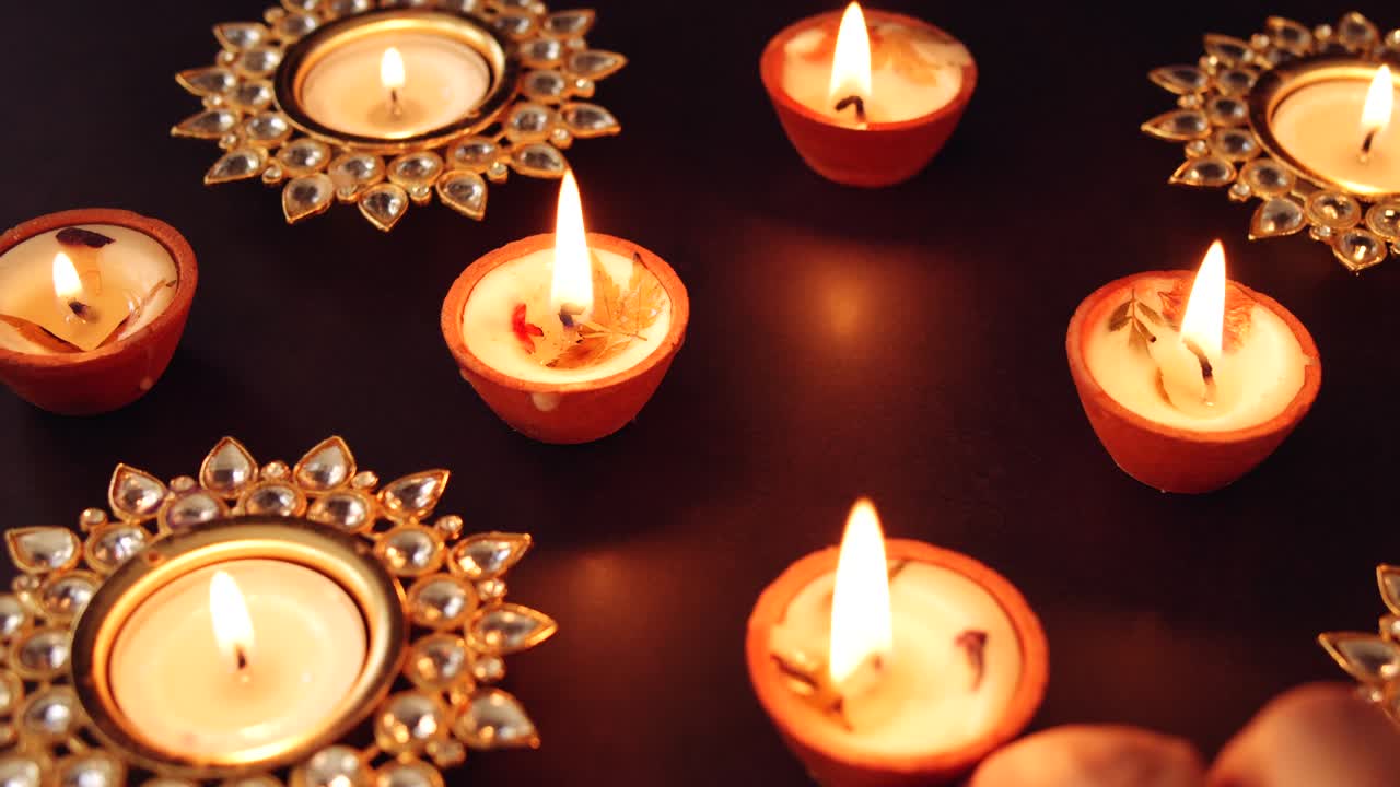 Diya Diwali accese nel 2020 di giorno insieme a mascherine chirurgiche.