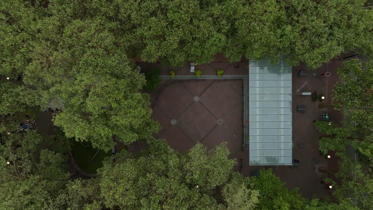 baja vista aérea de la plaza occidental en el centro de seattle