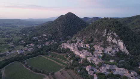 Luftdrohnenaufnahme-Vaucluse-Provence-Seguret-Mittelalterliche-Stadt-Weinberge-Sonnenuntergang-Frankreich