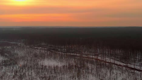 Toma-De-Drones-De-Un-Amplio-Pantano-Nevado-Al-Atardecer,-Cielo-Colorido,-Estados-Unidos