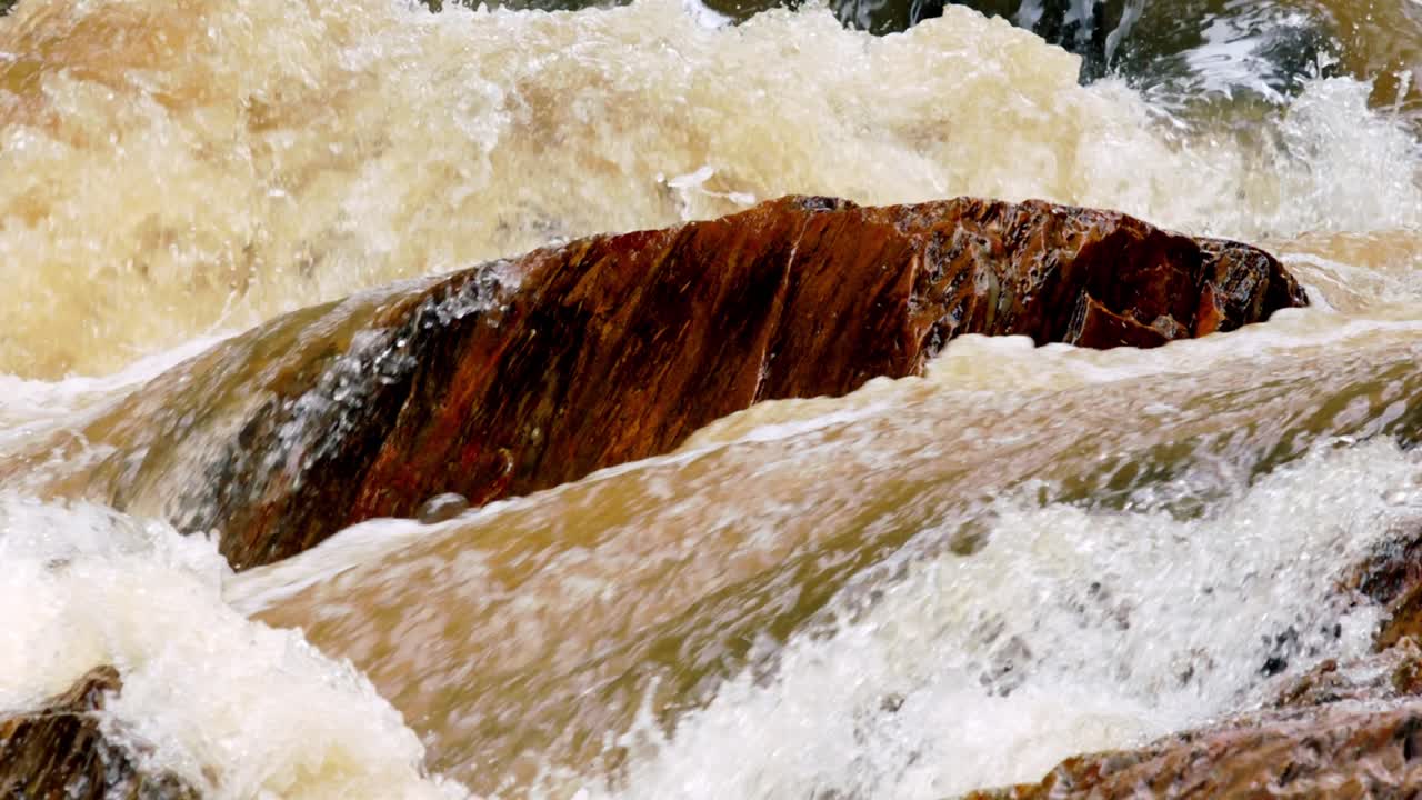 inundaciones repentinas en brasil cuando una lluvia rara viene durante una sequía