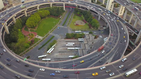 sistema de carreteras elevadas de shanghái con parque