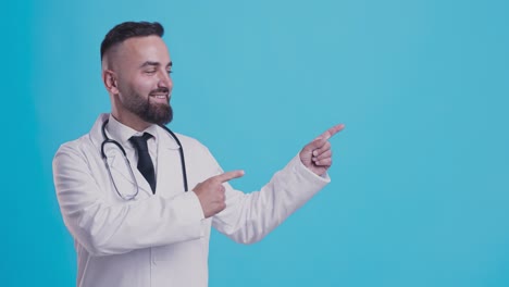 el médico está apuntando.