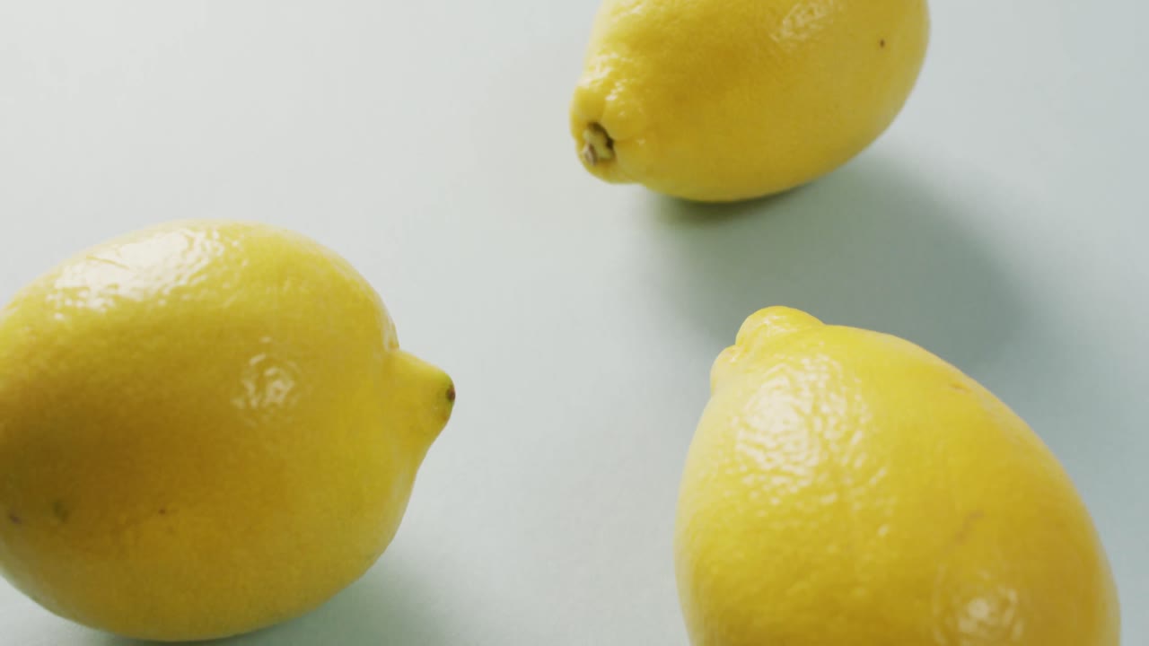 video de limones frescos sobre un fondo gris