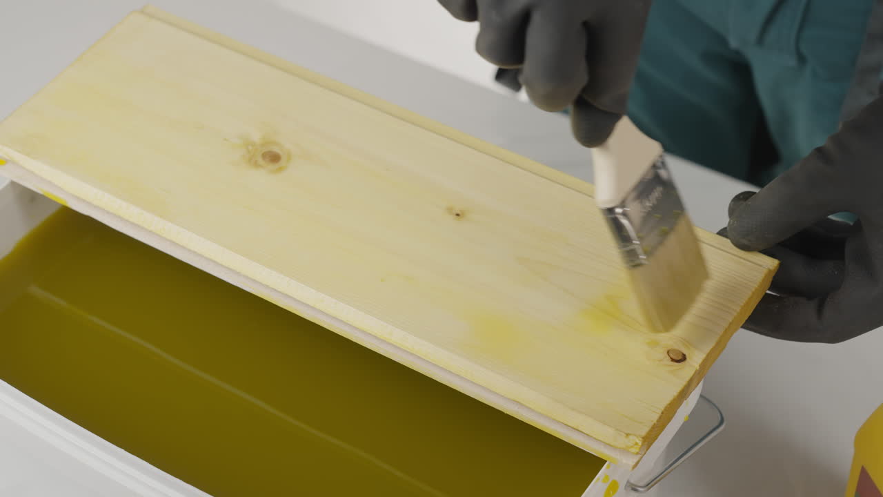 la aplicación de mancha a una tabla de madera