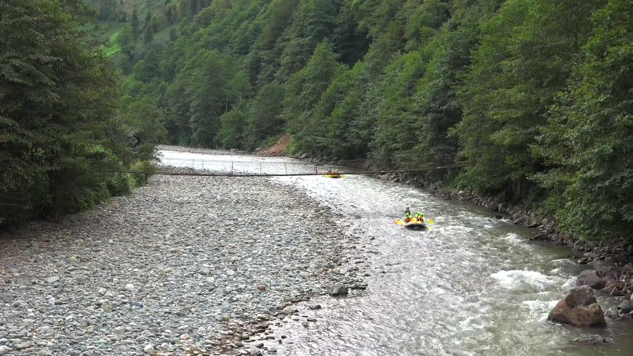 Squadre di rafting che navigano un fiume di montagna