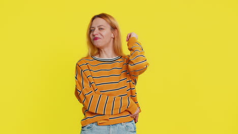 mujer joven inspirada que tiene una buena idea plan de puesta en marcha mostrando inspiración motivación gesto eureka