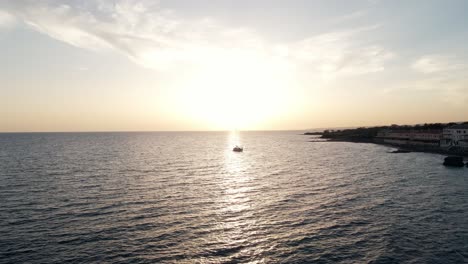 drone disparado en un velero durante la puesta de sol en el mar tirreno