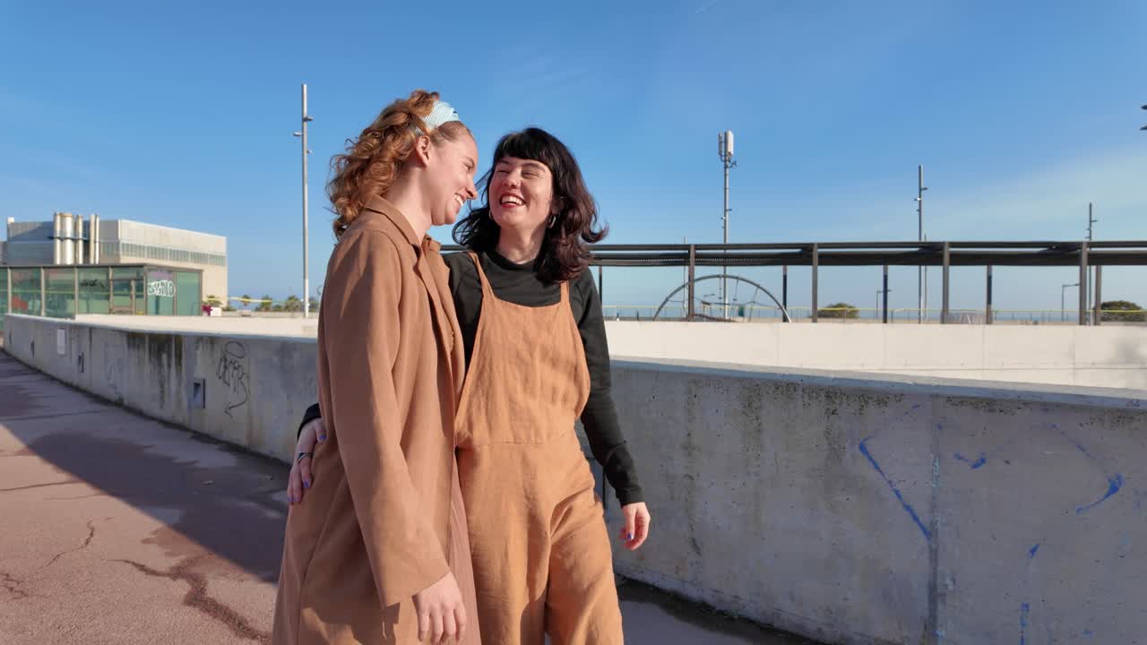 dos amigos disfrutando de un día soleado en la ciudad