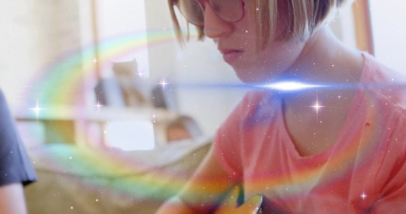 Une fille à lunettes joue des accords de guitare et active un halo arc-en-ciel, s'entraînant pour un cours de musique.