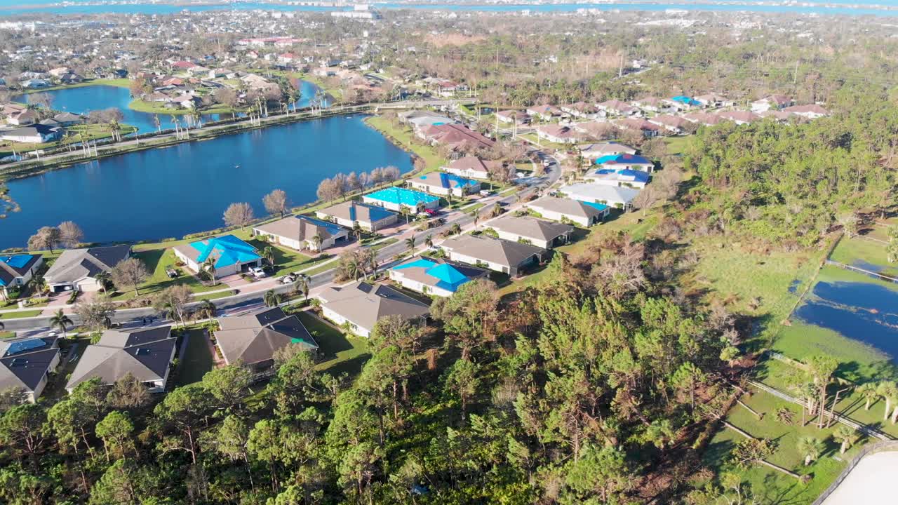 フロリダ州エングルウッドの静水地区の家屋のハリケーン被害の 4k ドローン ビデオ - 03