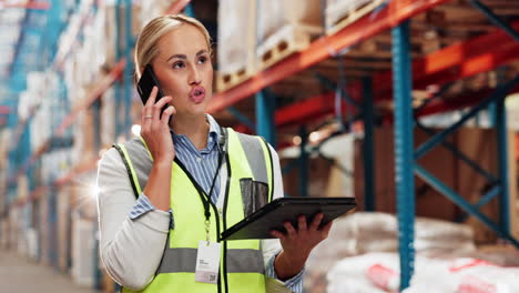 mujer trabajando en un almacén en el teléfono y la tableta