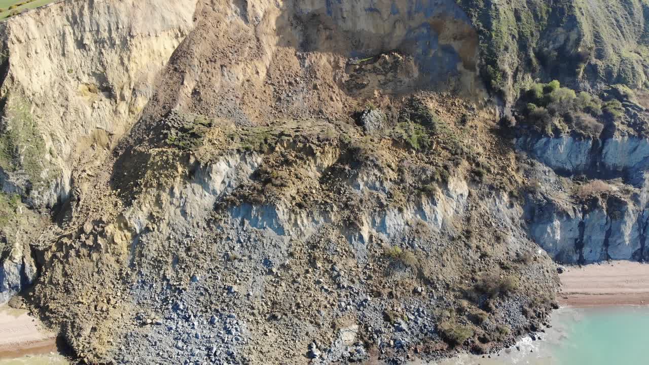 도싯의 시타운에서 거대한 쥬라기 해안 낙석 위로 공중