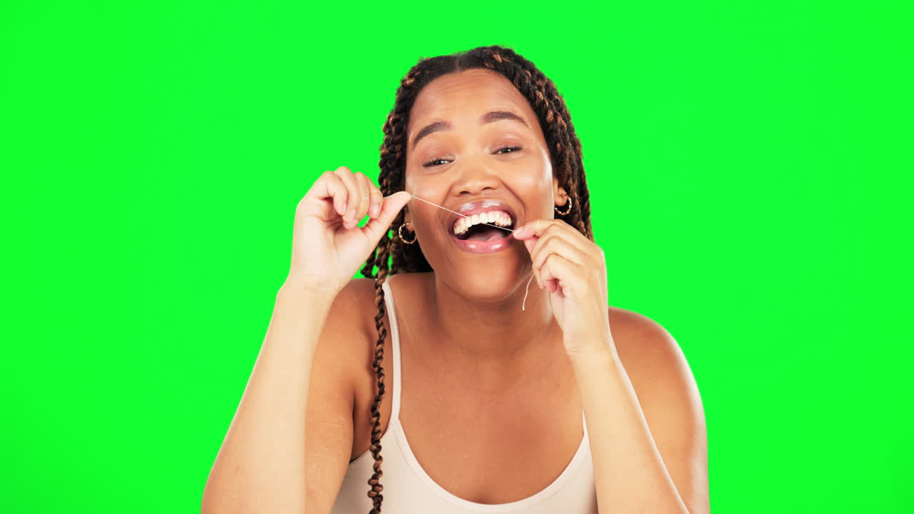 Green screen, viso e donna felice che usa il filo interdentale