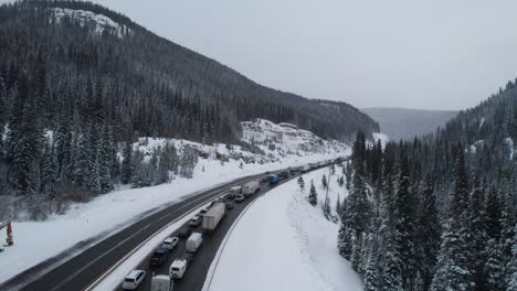 美國科羅拉多州 i-70 高速公路上發生嚴重交通堵塞的空中影像