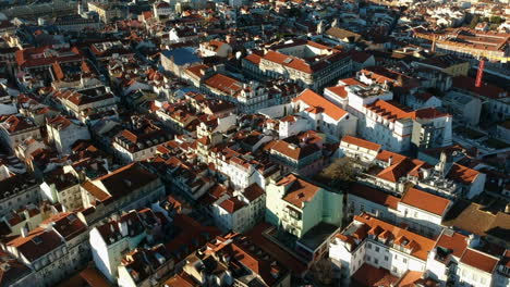 Toma-Aérea-Reveladora-De-La-Ciudad-De-Lisboa-Con-El-Río-Tejo-Al-Fondo,-Protugal