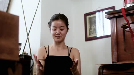 Asiatische-Frau-In-Einem-Musikgeschäft