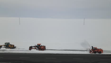 Schneebedeckte-Autobahn-Arbeitsmaschine
