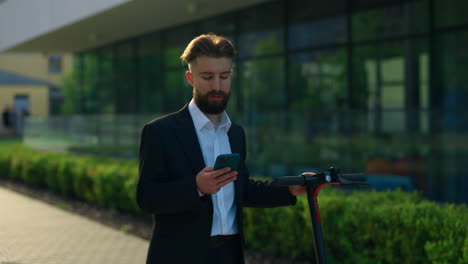 hombre de negocios con scooter eléctrico