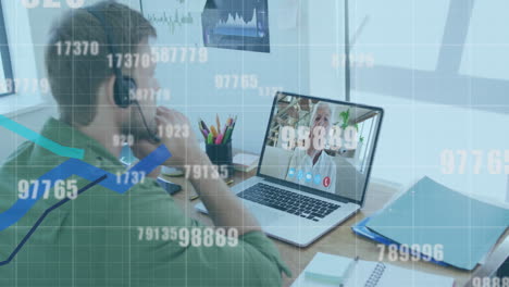 animación de números cambiando sobre el hombre usando computadora portátil en videollamada en el fondo