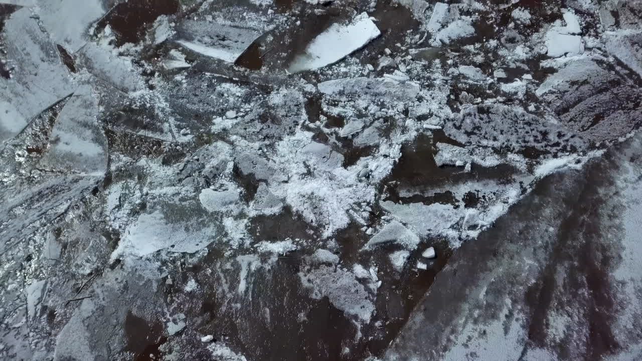 сломанный лед и снег на замерзшей воде