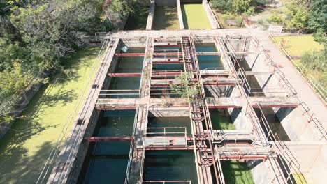 inclinación del cardán que muestra las estructuras de cemento y metal