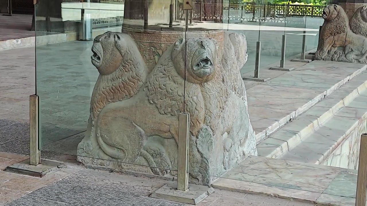 Esculturas Antigas de Leões de Pedra num Sítio Histórico