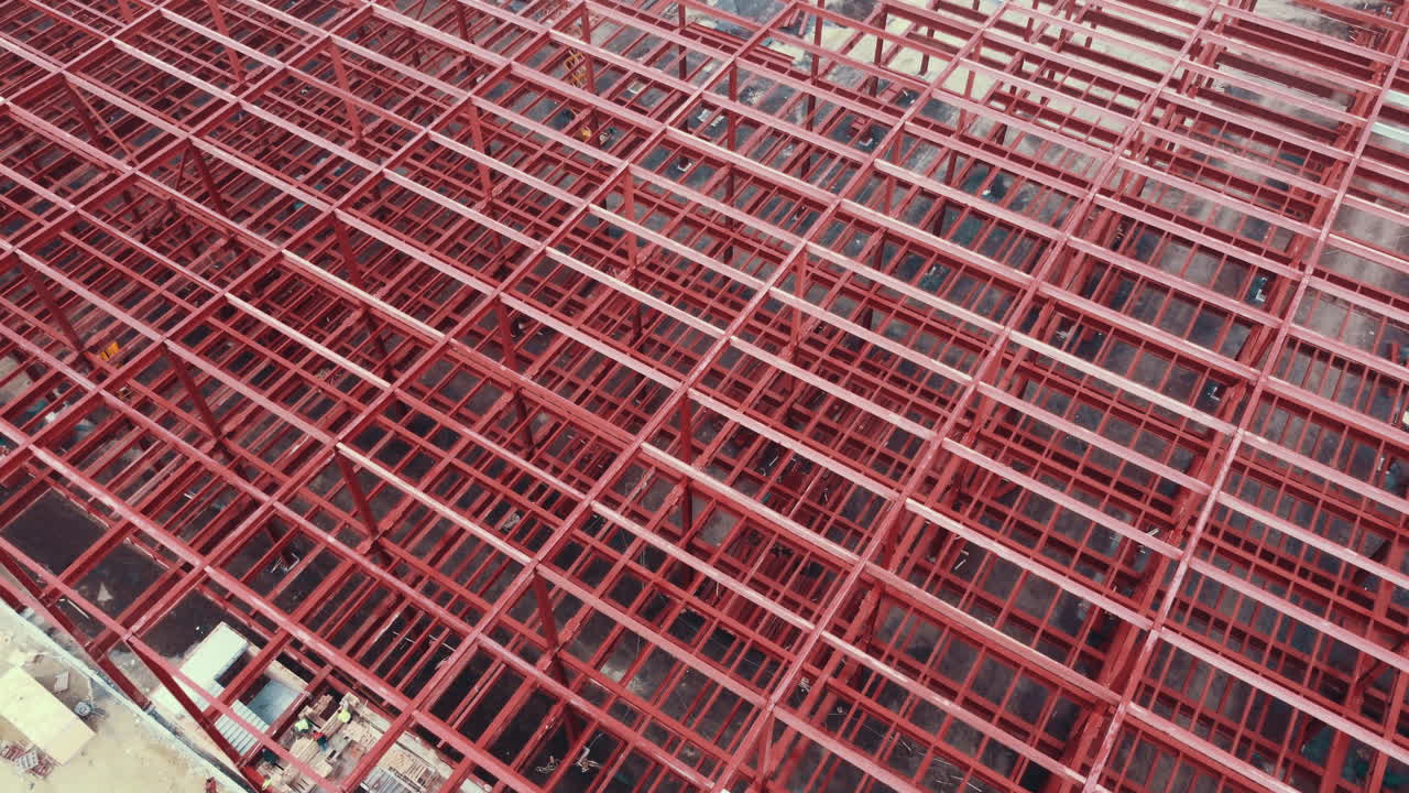 vista aérea de la construcción del marco de acero rojo