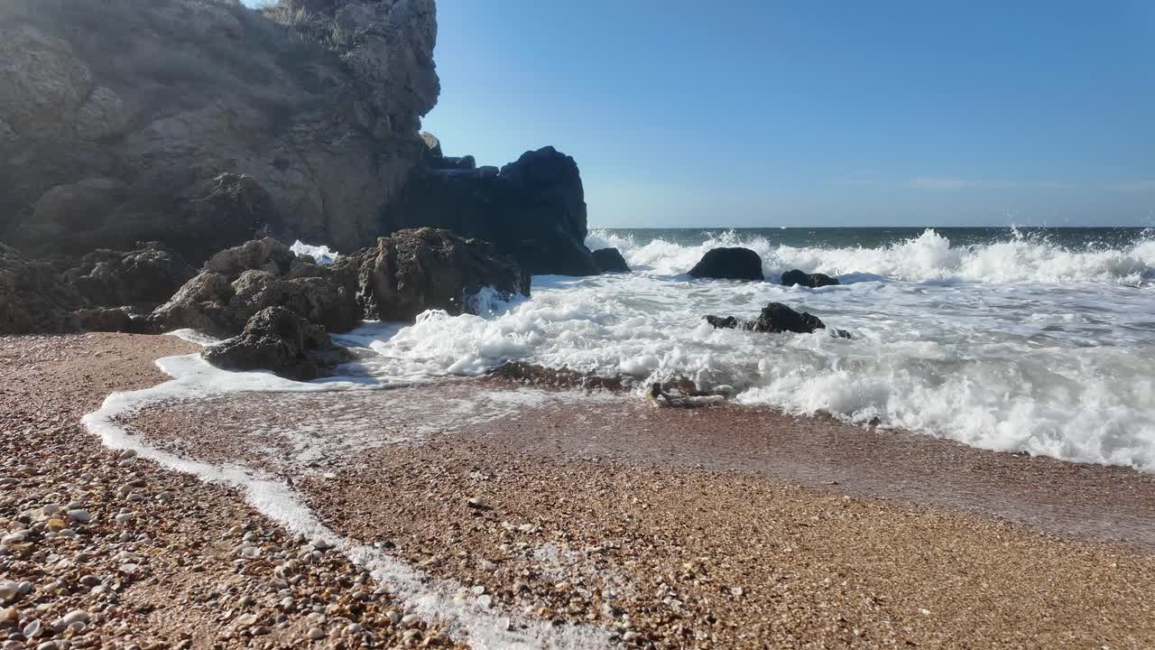 Le onde si infrangono contro la costa rocciosa della Crimea, mostrando la bellezza naturale della regione lungo il Mar d'Azov