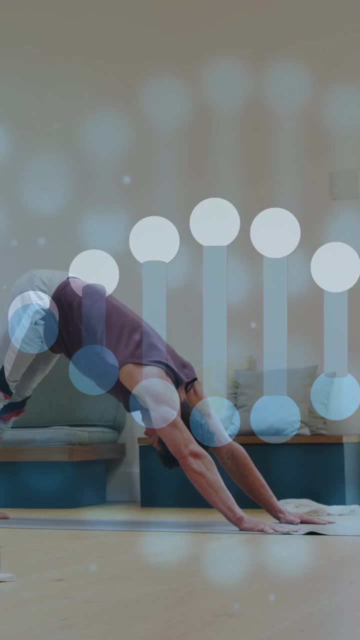 Pystyvideo: Mies aloittaa alaspäin katsovan koiran asennon, polkee joogamatolla venytelläkseen, liikkuvan bokeh-peittokuvan kera.