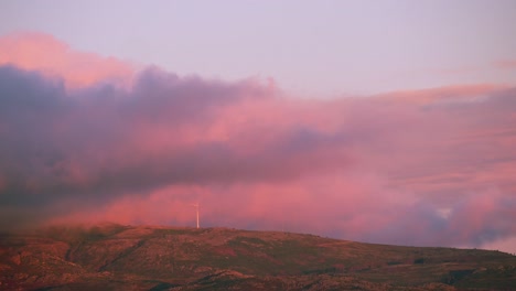 nubes de invierno formándose en una montaña con molinos de viento