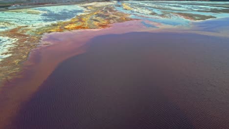 texturas coloridas en el terreno arenoso en el sitio de la mina en huelva