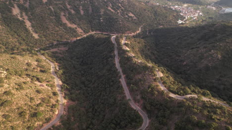 Vista-Aérea-Del-Paso-De-Montaña-Curvo-En-Noruega,-Carretera-En-Región-Montañosa