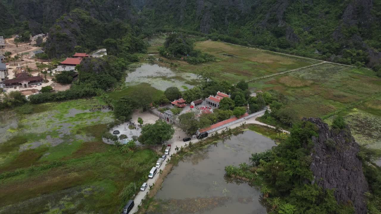 tam coc, vietnam, que muestra un paisaje rural tranquilo y una vegetación exuberante, vista aérea