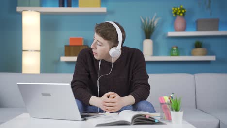estudiante triste escuchando música emocional con auriculares.