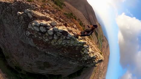 Imágenes-Verticales-De-360-De-Un-Hombre-Caminando-Al-Borde-De-Un-Acantilado-En-La-Isla-De-Porto-Santo