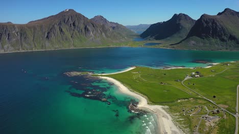 beach lofoten islands es un archipiélago en el condado de nordland, noruega.