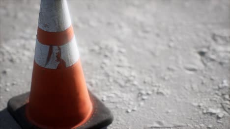cono de tráfico de rayas anaranjadas y blancas