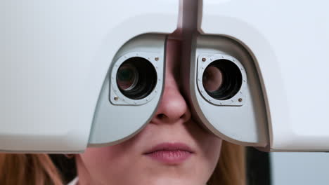 Girl-in-the-ophthalmologist