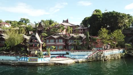 vista de drones del resort junto al lago en la isla de samosir en el lago toba, sumatra, indonesia