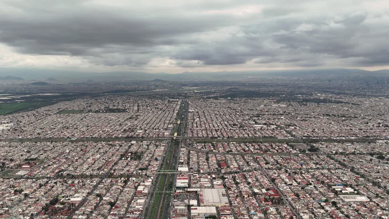 valle de la ciudad de méxico, cubierto de nubes, capturado desde arriba durante la temporada de lluvias
