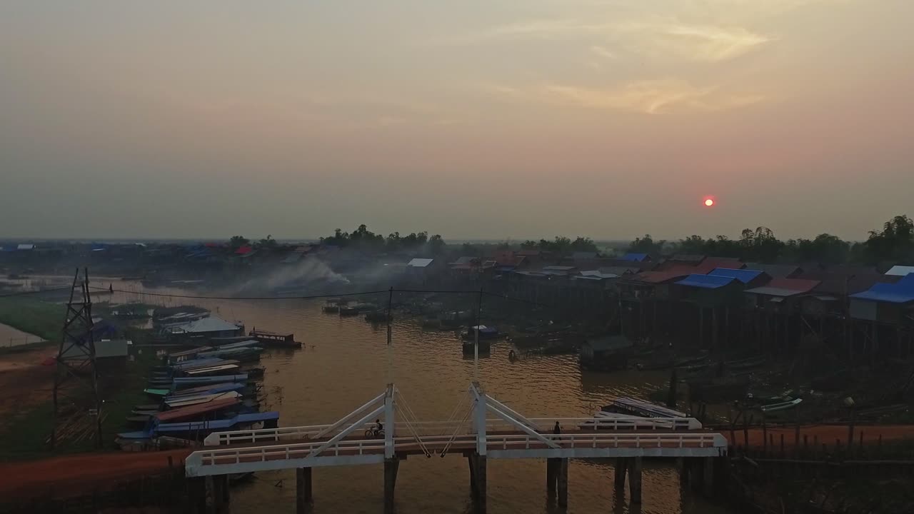 un pequeño mercado en el pueblo flotante en kompong khleang - toma aérea