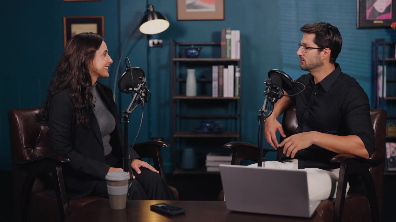 Conduttori di podcast professionisti che registrano un'intervista in uno studio.