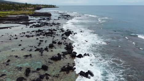 4K-Filmische-Nahaufnahme-Drohnenaufnahme-Von-Wellen,-Die-An-Einem-Bewölkten-Tag-Auf-Lavagestein-Und-Das-Riff-An-Der-Kona-Küste-Der-Großen-Insel-Hawaii-Krachen