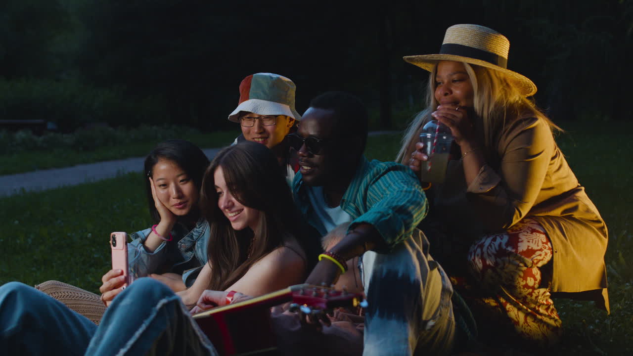 공원에서 어울리는 친구들