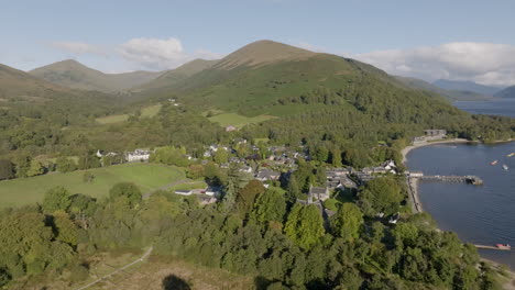 Luss-Toma-Aérea-De-Deleite-Mirando-Hacia-El-Norte-Por-Encima-Del-Lago-Lomond-Hacia-Benn-Dubh