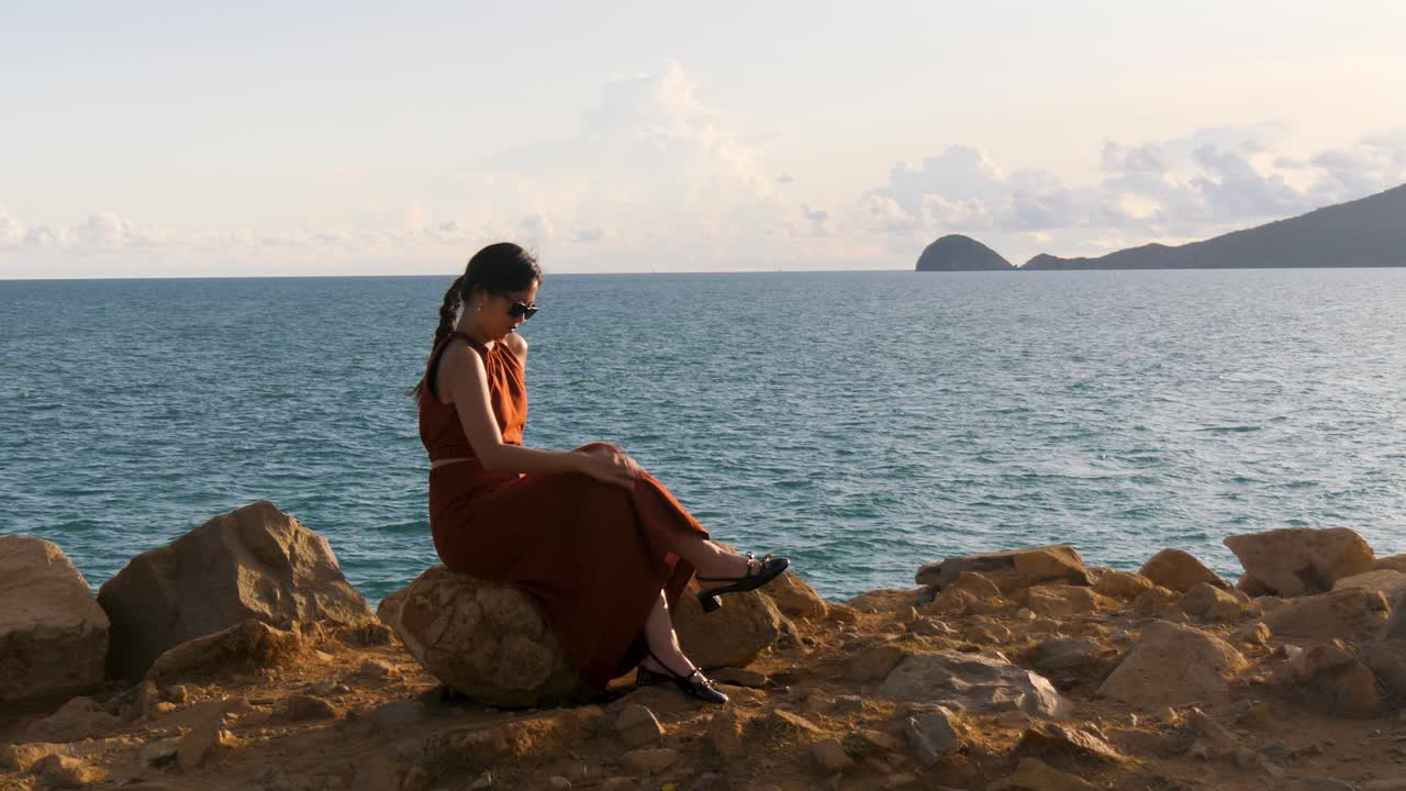 sesión de fotos de moda, nueva gama de ropa, modelo posando, ubicación en la costa